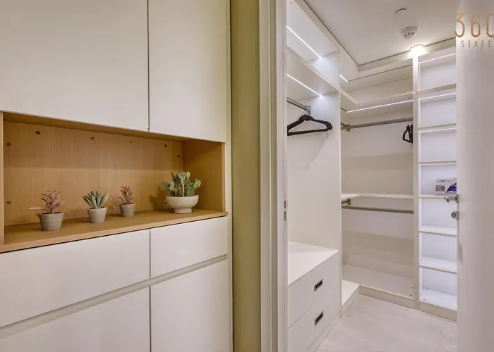 Official Mercury 2br Designer With Wifi And Ac Apartament